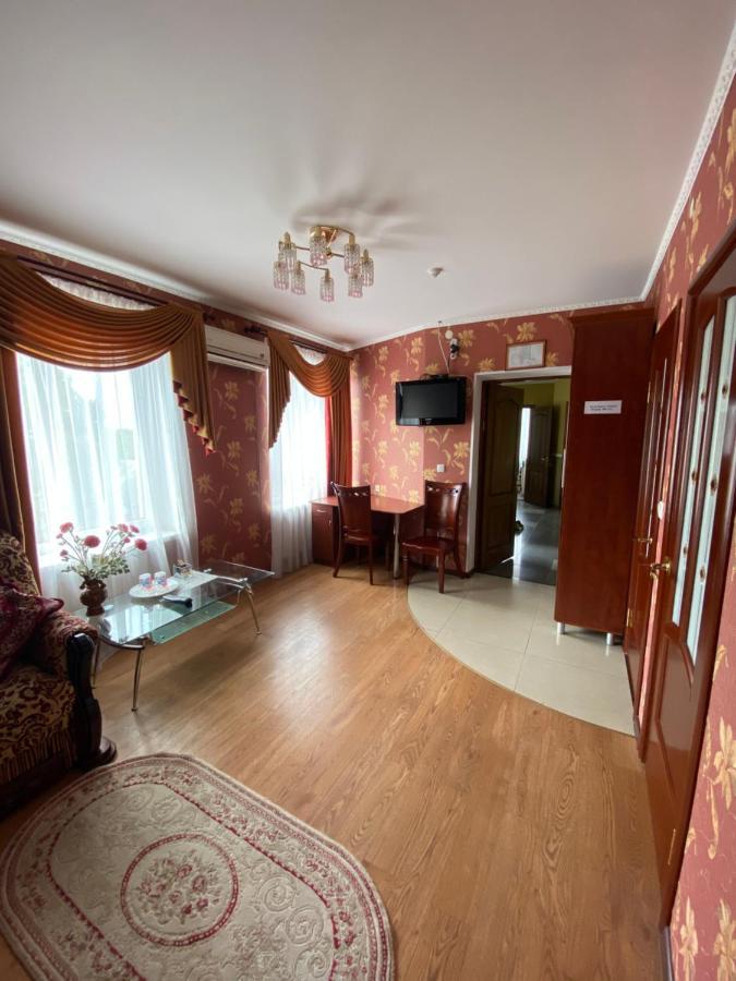 Hotel Золотий Лев Zvenyhorodka Exteriér fotografie
